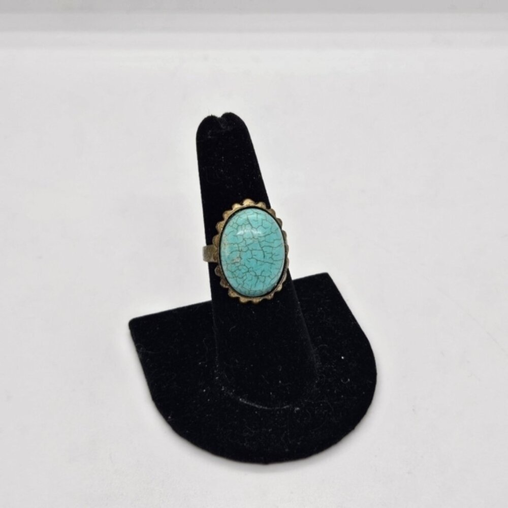 gold tone faux turquoise cocktail ring with scalloped edge size 6.75